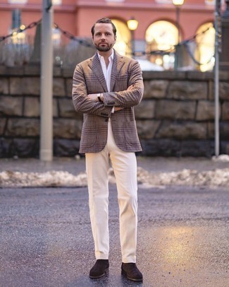 Comment porter un blazer écossais marron: Choisis un blazer écossais marron et un pantalon de costume beige pour dégager classe et sophistication. Termine ce look avec une paire de bottines chelsea en daim marron foncé.