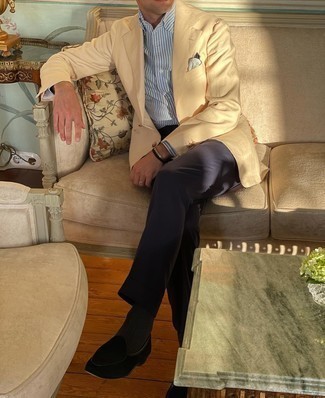 Comment porter un blazer beige pour un style elégantes quand il fait chaud: L'association d'un blazer beige et d'un pantalon de costume bleu marine te démarquera de la masse sans trop être “too much”. Une paire de slippers en daim noirs est une option parfait pour complèter cette tenue.