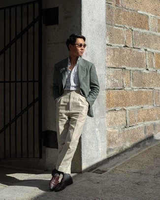 Comment porter un blazer vert foncé: Porte un blazer vert foncé et un pantalon de costume beige pour un look classique et élégant. Termine ce look avec une paire de slippers en cuir marron foncé.