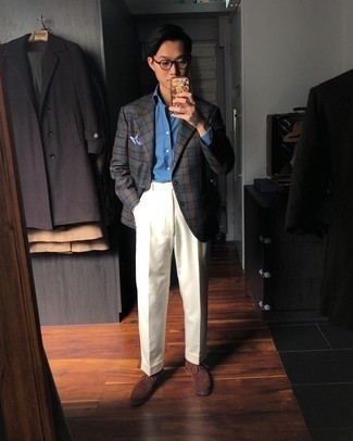 Tendances mode hommes: Associe un blazer écossais gris foncé avec un pantalon de costume blanc pour un look pointu et élégant. Une paire de chaussures brogues en daim marron foncé est une option génial pour complèter cette tenue.