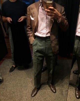 Tendances mode hommes: Choisis un blazer à rayures verticales marron et un pantalon de costume olive pour un look classique et élégant. Complète ce look avec une paire de slippers en cuir marron foncé.