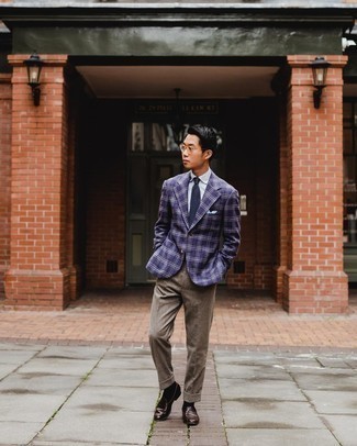 Tendances mode hommes: Associe un blazer écossais violet avec un pantalon de costume en laine marron pour dégager classe et sophistication. Une paire de slippers en cuir marron foncé est une option astucieux pour complèter cette tenue.