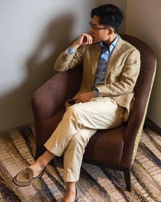 Comment porter des slippers en daim marron: Porte un blazer en lin marron clair et un pantalon de costume beige pour un look classique et élégant. Assortis ce look avec une paire de slippers en daim marron.