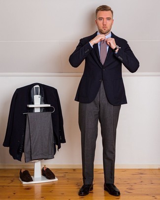 Comment porter une cravate imprimée marron: Pense à marier un blazer bleu marine avec une cravate imprimée marron pour dégager classe et sophistication. Une paire de chaussures richelieu en cuir noires est une option astucieux pour complèter cette tenue.