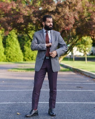 Comment porter un blazer à carreaux gris: Harmonise un blazer à carreaux gris avec un pantalon de costume violet pour une silhouette classique et raffinée. Une paire de chaussures richelieu en cuir noires est une façon simple d'améliorer ton look.