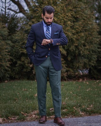 Comment porter un blazer bleu marine: Porte un blazer bleu marine et un pantalon de costume vert foncé pour un look classique et élégant. Tu veux y aller doucement avec les chaussures? Opte pour une paire de chaussures brogues en cuir marron foncé pour la journée.