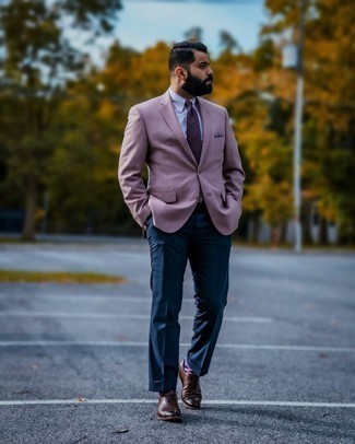 Comment porter une cravate pourpre foncé: L'association d'un blazer pourpre et d'une cravate pourpre foncé peut te démarquer de la foule. Pour les chaussures, fais un choix décontracté avec une paire de chaussures brogues en cuir marron foncé.