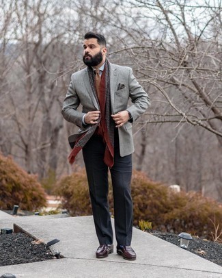 Comment porter une cravate marron: Harmonise un blazer gris avec une cravate marron pour dégager classe et sophistication. Si tu veux éviter un look trop formel, opte pour une paire de slippers en cuir bordeaux.