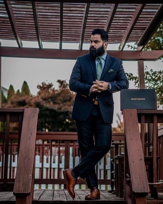 Comment porter une cravate vert menthe: Pense à associer un blazer bleu marine avec une cravate vert menthe pour un look pointu et élégant. Assortis ce look avec une paire de chaussures richelieu en cuir marron.