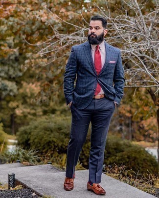 Comment porter une cravate imprimée cachemire rouge: Pense à marier un blazer écossais bleu marine avec une cravate imprimée cachemire rouge pour dégager classe et sophistication. Une paire de mocassins à pampilles en cuir marron s'intégrera de manière fluide à une grande variété de tenues.