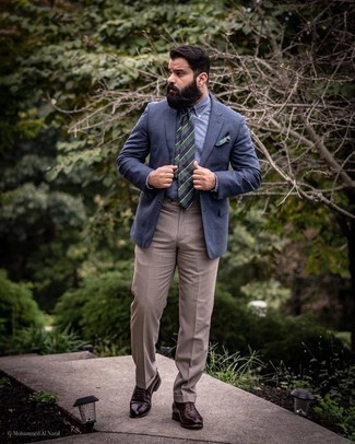 Comment porter une pochette de costume vert foncé: Pense à marier un blazer bleu marine avec une pochette de costume vert foncé pour une tenue relax mais stylée. Transforme-toi en bête de mode et fais d'une paire de chaussures richelieu en cuir marron foncé ton choix de souliers.