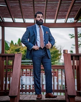 Comment porter une cravate imprimée marron: Essaie de marier un blazer écossais bleu marine avec une cravate imprimée marron pour une silhouette classique et raffinée. Une paire de chaussures brogues en cuir marron foncé est une option avisé pour complèter cette tenue.