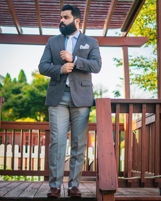 Comment porter une cravate grise: Choisis un blazer en laine gris foncé et une cravate grise pour un look pointu et élégant. Jouez la carte décontractée pour les chaussures et complète cet ensemble avec une paire de slippers en cuir marron foncé.