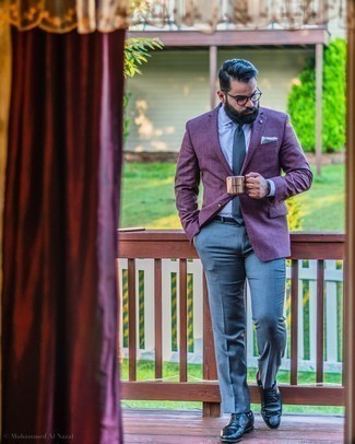 Comment porter un blazer violet: Pense à harmoniser un blazer violet avec un pantalon de costume bleu marine pour un look classique et élégant. Jouez la carte décontractée pour les chaussures et fais d'une paire de chaussures brogues en cuir bleu marine ton choix de souliers.