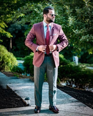 Comment porter une cravate á pois rouge: Essaie d'harmoniser un blazer bordeaux avec une cravate á pois rouge pour un look pointu et élégant. Cette tenue est parfait avec une paire de slippers en cuir bordeaux.