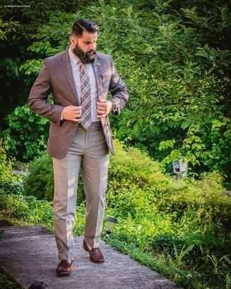 Comment porter une cravate écossaise marron clair: Essaie d'associer un blazer marron avec une cravate écossaise marron clair pour un look classique et élégant. Une paire de slippers en cuir marron foncé s'intégrera de manière fluide à une grande variété de tenues.
