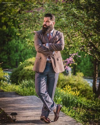 Comment porter une cravate á pois marron foncé: Harmonise un blazer marron avec une cravate á pois marron foncé pour une silhouette classique et raffinée. Une paire de slippers en cuir marron foncé est une option judicieux pour complèter cette tenue.