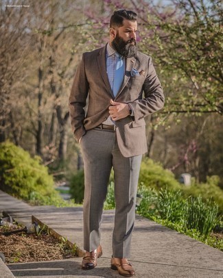 Comment porter une cravate bleu clair: Associe un blazer en laine marron avec une cravate bleu clair pour un look pointu et élégant. Tu veux y aller doucement avec les chaussures? Opte pour une paire de chaussures brogues en cuir marron pour la journée.