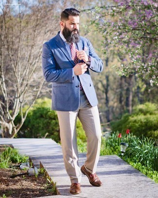 Comment porter une cravate imprimée bordeaux: Essaie d'harmoniser un blazer bleu marine avec une cravate imprimée bordeaux pour dégager classe et sophistication. Cette tenue est parfait avec une paire de chaussures derby en cuir marron.