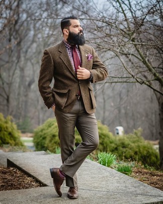 Comment porter un blazer en laine marron: Essaie de marier un blazer en laine marron avec un pantalon de costume marron pour un look classique et élégant. Cette tenue est parfait avec une paire de chaussures derby en cuir marron foncé.