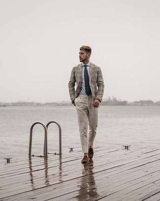 Comment porter une cravate bleu marine pour un style elégantes quand il fait chaud: Harmonise un blazer écossais gris avec une cravate bleu marine pour un look pointu et élégant. Une paire de mocassins à pampilles en daim marron foncé est une option astucieux pour complèter cette tenue.