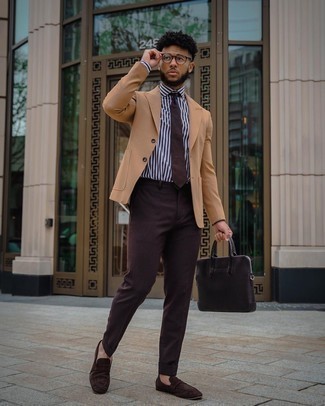 Comment porter un blazer marron clair: Porte un blazer marron clair et un pantalon de costume marron foncé pour un look classique et élégant. Cette tenue est parfait avec une paire de slippers en daim marron foncé.