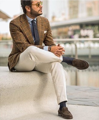 Comment porter un blazer écossais marron: Pense à associer un blazer écossais marron avec une chemise de ville bleu clair pour une silhouette classique et raffinée. Jouez la carte classique pour les chaussures et fais d'une paire de slippers en daim marron foncé ton choix de souliers.