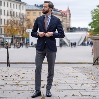 Comment porter une cravate imprimée beige: Pense à marier un blazer bleu marine avec une cravate imprimée beige pour une silhouette classique et raffinée. Cette tenue se complète parfaitement avec une paire de slippers en cuir noirs.