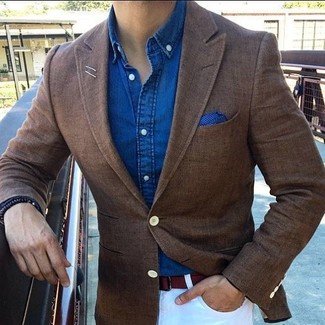 Comment porter une pochette de costume á pois bleu marine: Harmonise un blazer marron avec une pochette de costume á pois bleu marine pour une tenue relax mais stylée.