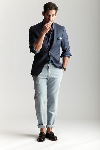 Tenue: Blazer gris foncé, Chemise en jean bleu marine, Jean à rayures verticales gris, Mocassins à pampilles en cuir marron foncé