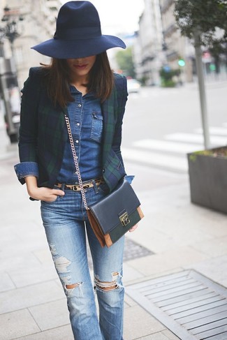 Comment porter un sac bandoulière en cuir bleu: Associe un blazer écossais bleu marine et vert avec un sac bandoulière en cuir bleu pour une tenue idéale le week-end.