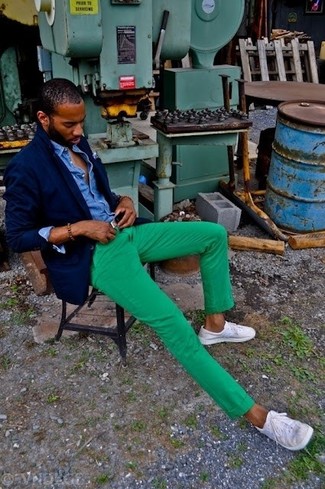 Comment porter un pantalon chino vert: Essaie d'harmoniser un blazer bleu marine avec un pantalon chino vert pour prendre un verre après le travail. Jouez la carte décontractée pour les chaussures et assortis cette tenue avec une paire de baskets basses blanches.
