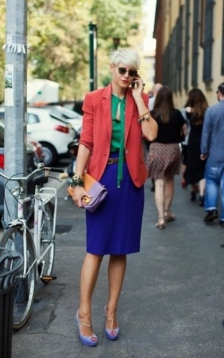 Comment porter des sandales à talons en daim pourpres: Harmonise un blazer rouge avec une jupe crayon bleue pour aller au bureau. Une paire de sandales à talons en daim pourpres est une option parfait pour complèter cette tenue.
