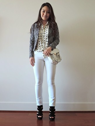 Comment porter un jean blanc: Porte un blazer imprimé noir et blanc et un jean blanc pour obtenir un look relax mais stylé. Cette tenue se complète parfaitement avec une paire de bottines en daim découpées noires.
