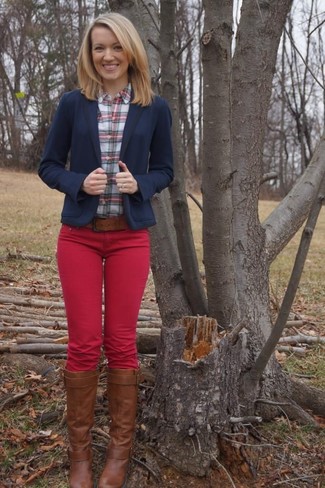 Comment porter un jean skinny rouge: Associe un blazer bleu marine avec un jean skinny rouge pour obtenir un look relax mais stylé. Une paire de bottes hauteur genou en cuir marron est une option avisé pour complèter cette tenue.