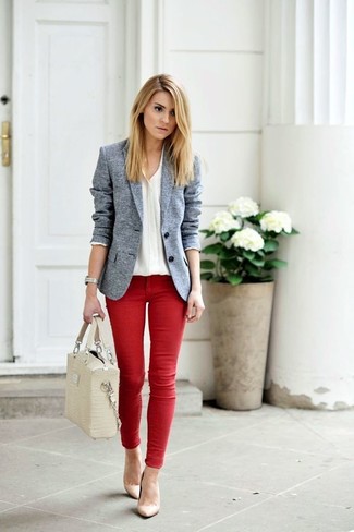 Comment porter un blazer argenté: Opte pour un blazer argenté avec un jean skinny rouge pour affronter sans effort les défis que la journée te réserve. Une paire de escarpins en cuir beiges est une option astucieux pour complèter cette tenue.