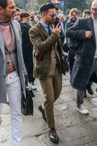 Comment porter un blazer en laine écossais olive: Associe un blazer en laine écossais olive avec un costume à carreaux olive pour un look classique et élégant. Complète ce look avec une paire de chaussures derby en cuir marron foncé.