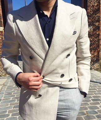 Comment porter un blazer croisé marron clair pour un style elégantes: Porte un blazer croisé marron clair et un pantalon de costume gris pour dégager classe et sophistication.