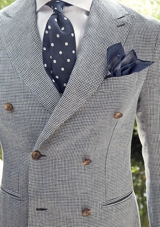 Comment porter une cravate á pois bleu marine: Pense à opter pour un blazer croisé en pied-de-poule blanc et noir et une cravate á pois bleu marine pour un look pointu et élégant.
