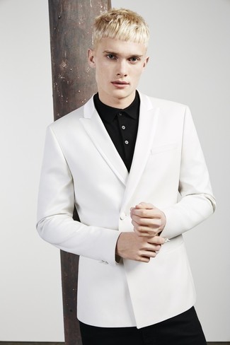 Comment porter un blazer blanc: Pense à associer un blazer blanc avec un jean noir pour créer un look chic et décontracté.