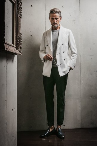 Tenue: Blazer croisé blanc, Pull à col rond gris, Pantalon de costume vert foncé, Slippers en cuir vert foncé