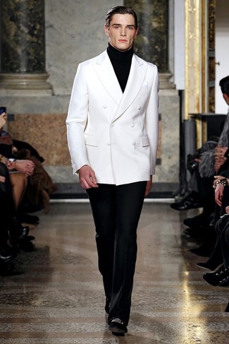 Comment porter un blazer blanc: Essaie d'associer un blazer blanc avec un pantalon de costume noir pour un look classique et élégant. Cet ensemble est parfait avec une paire de slippers en daim brodés noirs.