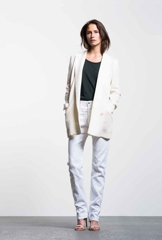 Comment porter un jean blanc: Associe un blazer croisé blanc avec un jean blanc pour affronter sans effort les défis que la journée te réserve. Complète ce look avec une paire de sandales à talons en cuir beiges.