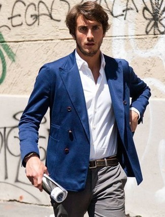 Un pantalon chino à porter avec un blazer croisé bleu: Essaie d'harmoniser un blazer croisé bleu avec un pantalon chino pour créer un look chic et décontracté.