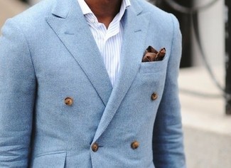 Tenue: Blazer croisé bleu clair, Chemise de ville à rayures verticales blanc et bleu, Pochette de costume en coton marron