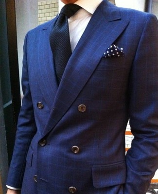 Comment porter une pochette de costume á pois bleu marine: Porte un blazer croisé écossais bleu marine et une pochette de costume á pois bleu marine pour une tenue relax mais stylée.