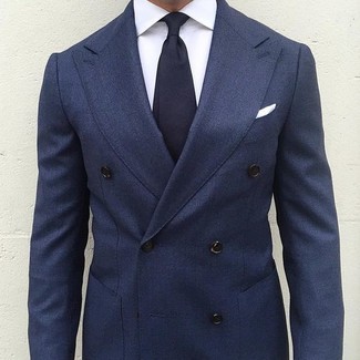 Comment porter une cravate bleu marine pour un style elégantes quand il fait chaud à 30 ans: Pense à marier un blazer croisé bleu marine avec une cravate bleu marine pour un look classique et élégant.