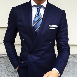Tenue: Blazer croisé bleu marine, Chemise de ville blanche, Cravate à rayures verticales bleue, Pochette de costume blanche