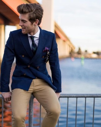 Un pantalon chino à porter avec un blazer croisé bleu: Essaie de marier un blazer croisé bleu avec un pantalon chino pour aller au bureau.