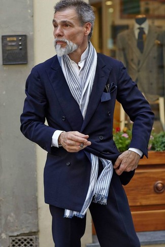 Comment porter une écharpe à rayures verticales: Pour une tenue de tous les jours pleine de caractère et de personnalité essaie d'associer un blazer croisé bleu marine avec une écharpe à rayures verticales.